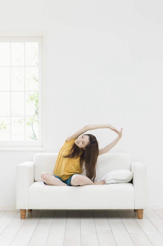 东方人,一个人,客厅,坐,伸展双臂,竖图,室内,白天,正面,窗户,靠垫,沙发,亚洲,仅一个年轻女性,仅一个女性,仅一个人,伸展,服装,墙,靠枕,休闲装,黄种人,伸懒腰,玻璃窗,墙壁,墙面,衣服,垫子,枕头,休闲,休闲服,放松,服饰,起居室,惬意,布艺沙发,懒腰,客堂,年轻女性,女人,女性,亚洲人,敞开双臂,伸开双臂,展开双肩,张开手臂,张开双臂,坐着,彩图,全身,慵懒