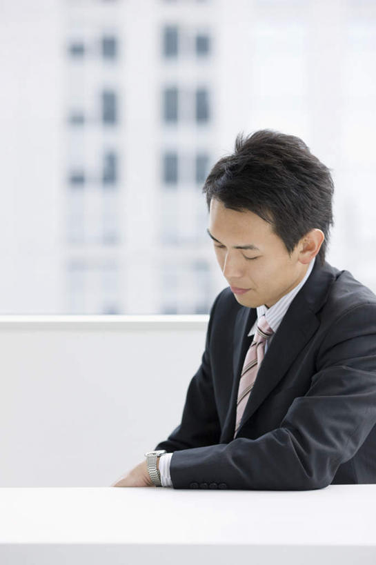东方人,一个人,商务人士,商务男性,办公室,高楼大厦,坐,竖图,室内,白天,正面,衬衫,办公楼,窗户,家具,桌子,大厦,建筑,摩天大楼,写字楼,亚洲,仅一个男性,仅一个人,套装,朦胧,模糊,办公桌,领带,注视,黄种人,玻璃窗,仅一个年轻男性,楼宇,低头,观察,看,疲倦,商务楼,观看,察看,疲劳,疲惫,象征,庄重,关注,商务装,身份,困乏,工薪阶层,办公家具,疲乏,正式,地位,委顿,疲困,疲顿,疲钝,倦怠,怠倦,男人,男性,年轻男性,亚洲人,白领,上班族,坐着,半身,彩图,衬衣,大楼,高层建筑,高楼,摩天楼