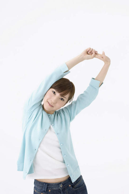 东方人,一个人,伸展双臂,竖图,室内,白天,白色背景,正面,亚洲,仅一个年轻女性,仅一个女性,仅一个人,伸展,服装,注视,休闲装,黄种人,伸懒腰,衣服,蓝色,观察,看,休闲,休闲服,放松,摄影,服饰,影棚,观看,察看,关注,惬意,懒腰,年轻女性,女人,女性,亚洲人,敞开双臂,伸开双臂,展开双肩,张开手臂,张开双臂,半身,彩图,影棚拍摄,拍摄,慵懒