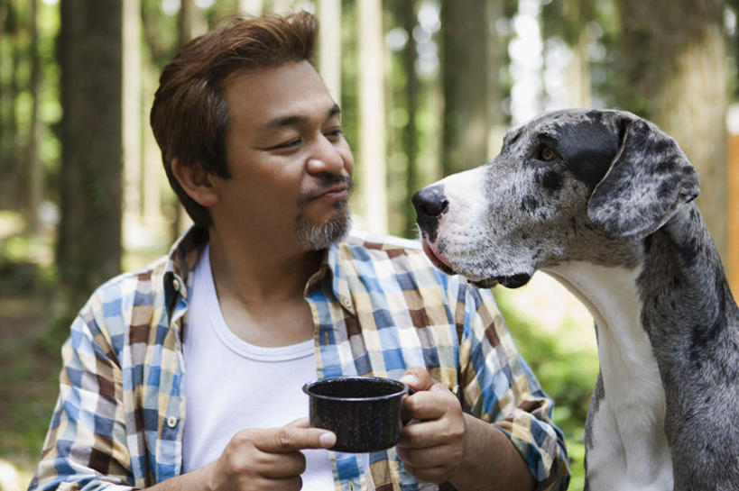 东方人,一个人,坐,笑,微笑,横图,室外,白天,正面,衬衫,草地,草坪,植物,宠物,狗,杯子,亚洲,仅一个男性,仅一个人,仅一个中年男性,握,阴影,服装,朦胧,模糊,光线,影子,注视,休闲装,黄种人,草,树,树木,一个,一只,衣服,绿色,阳光,自然,动物,水杯,观察,看,休闲,休闲服,可爱,握着,服饰,生长,单个,成长,观看,察看,关注,忠诚,男人,男性,中年男性,亚洲人,茶杯,犬,坐着,半身,彩图,衬衣,苏格兰猎鹿犬,猎鹿犬