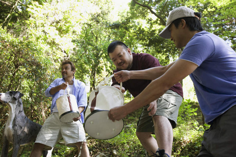 东方人,三个人,伙伴,朋友,木匠,站,横图,室外,白天,仰视,友谊,合作,团队,草地,草坪,植物,宠物,狗,帽子,亚洲,握,阴影,服装,光线,铁桶,桶,影子,注视,休闲装,黄种人,运动帽,浇水,草,树,树木,两个,一只,衣服,绿色,阳光,自然,动物,容器,观察,看,站着,休闲,休闲服,鸭舌帽,可爱,战略,握着,服饰,生长,成长,观看,储藏,察看,储存,关注,忠诚,联合,合谋,一顶,配合,协作,男人,男性,中年男性,亚洲人,木工,犬,站立,半身,彩图,低角度拍摄,苏格兰猎鹿犬,猎鹿犬,贮存