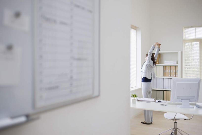 东方人,一个人,商务人士,商务女性,办公室,站,伸展双臂,横图,室内,白天,侧面,电脑,显示器,鼠标,键盘,窗户,家具,桌子,亚洲,仅一个女性,仅一个人,伸展,阴影,套装,反射,网络,影子,办公桌,墙,黄种人,输入设备,通讯设备,伸懒腰,墙壁,墙面,白色,站着,仅一个中年女性,台式电脑,放松,通信设备,商务装,惬意,工薪阶层,输出设备,办公家具,懒腰,女人,女性,中年女性,亚洲人,白领,上班族,敞开双臂,伸开双臂,展开双肩,站立,张开手臂,张开双臂,彩图,全身,慵懒