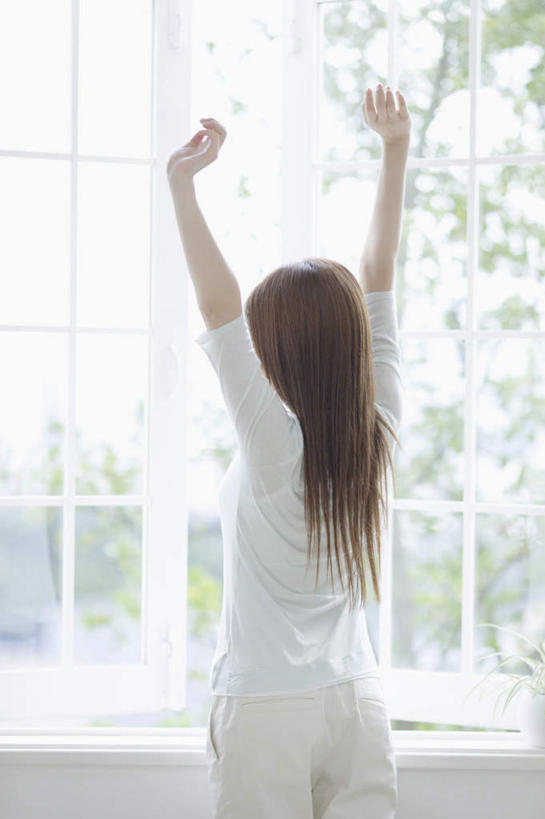 东方人,一个人,站,伸展双臂,竖图,室内,白天,植物,窗户,亚洲,仅一个年轻女性,仅一个女性,仅一个人,伸展,服装,朦胧,模糊,休闲装,黄种人,伸懒腰,玻璃窗,树,树木,背面,衣服,绿色,自然,站着,休闲,休闲服,放松,服饰,生长,成长,惬意,懒腰,年轻女性,女人,女性,亚洲人,敞开双臂,伸开双臂,展开双肩,站立,张开手臂,张开双臂,半身,彩图,慵懒