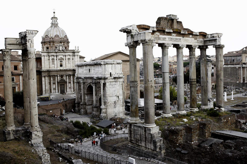 家,栏杆,走,横图,俯视,室外,白天,旅游,度假,草地,名胜古迹,植物,别墅,标志建筑,地标,建筑,意大利,欧洲,行人,游客,古老,遗迹,柱子,房屋,屋子,公寓,围栏,许多人,古迹,文物,娱乐,建设,古建筑,洋房,护栏,楼房,旅客,废墟,住宅,草,树,树木,绿色,自然,一群人,享受,休闲,旅游胜地,放松,生长,成长,废旧,南欧,古文明,意大利共和国,陈腐,步行,散步,走路,彩图,高角度拍摄,全身,房子