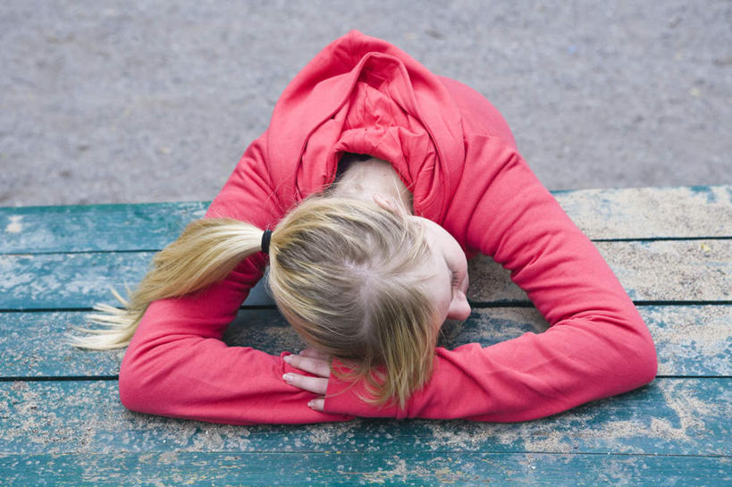 西方人,头发,一个人,坐,横图,俯视,室外,白天,椅子,欧洲,欧洲人,仅一个年轻女性,仅一个女性,仅一个人,服装,瓷砖,地砖,躺椅,地面,扭头,休闲装,衣服,黄色,红色,趴着,转头,休息,休闲,辫子,休闲服,搭,服饰,沙滩椅,搭着,扎起,歇息,苏息,年轻女性,女人,女性,白种人,趴,坐着,半身,彩图,高角度拍摄