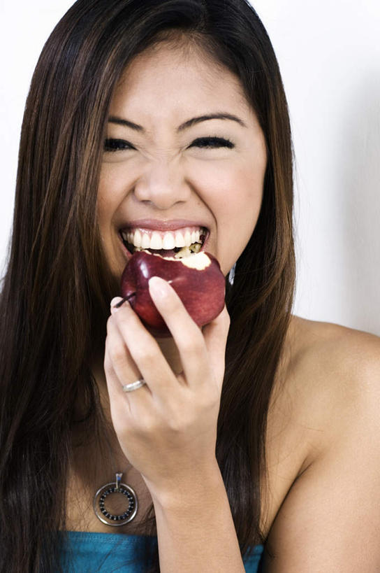 东方人,头发,一个人,举,笑,微笑,露齿笑,竖图,室内,白天,白色背景,正面,苹果,水果,项链,金属制品,亚洲,仅一个年轻女性,仅一个女性,仅一个人,握,咬,服装,新鲜,金属,缺口,生食,食品,果实,拿,拿着,注视,休闲装,黄种人,装饰品,食物,一个,衣服,红色,蓝色,黑色,耳环,戒指,饰品,首饰,观察,看,托,休闲,休闲服,握着,摄影,服饰,有机食品,绿色食品,影棚,观看,露肩,咬着,察看,关注,手饰,年轻女性,女人,女性,亚洲人,长发,举起,举手,举着,手捧,向上举,向上伸,向上托,半身,彩图,影棚拍摄,拍摄