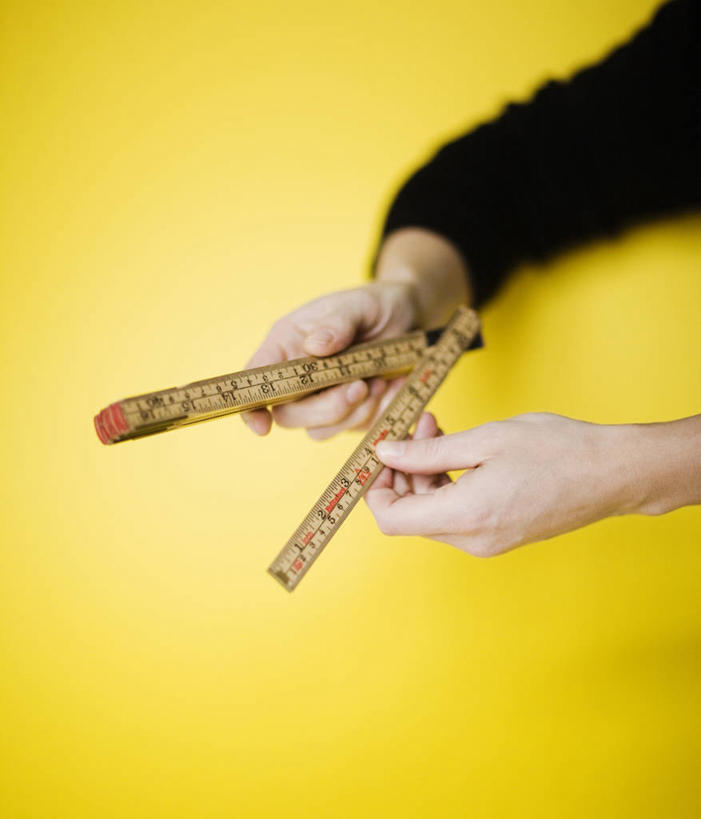 西方人,手,一个人,竖图,俯视,室内,特写,白天,欧洲,欧洲人,双手,仅一个女性,仅一个人,握,黄色背景,服装,测量,刻度,拿,拿着,休闲装,衣服,尺,仅一个中年女性,休闲,手部,休闲服,握着,摄影,服饰,影棚,测量工具,尺子,衡量,绘图,折尺,比例,测绘,量具,量仪,标度,女人,女性,中年女性,白种人,半身,彩图,高角度拍摄,影棚拍摄,拍摄