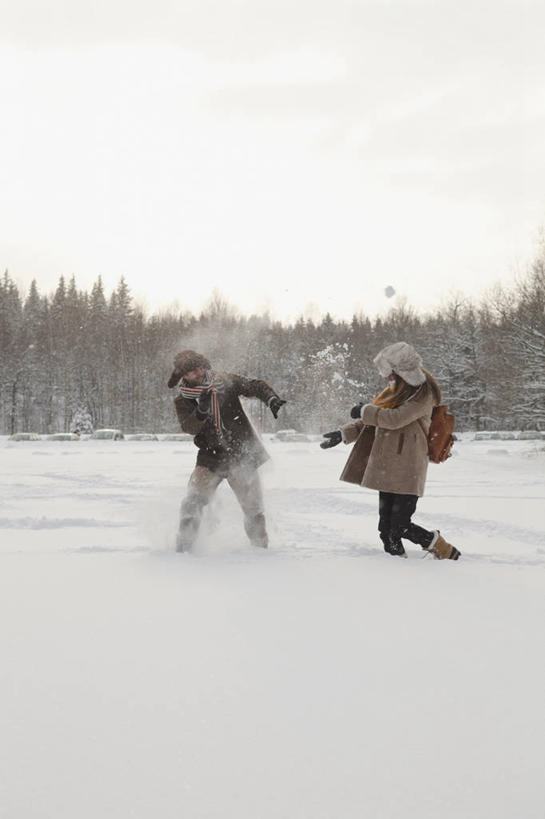 西方人,两个人,举,笑,微笑,竖图,室外,白天,正面,爱情,游戏,雪,植物,大雪,帽子,欧洲,欧洲人,装饰,积雪,雪景,冬季,冬天,浪漫,玩,注视,娱乐,树,树木,绿色,天空,自然,围巾,天,观察,看,托,休闲,温暖,温馨,恩爱,寒冷,恋人,生长,成长,围脖,观看,活动,保暖,华丽,点缀,和睦,察看,御寒,发泄,关注,消遣,智力,打雪仗,宣泄,衬托,美观,雅致,雅观,棉帽,严寒,男人,男性,年轻男性,年轻女性,女人,女性,白种人,情侣,举起,举手,举着,抛,扔,玩耍,嬉戏,向上举,向上伸,向上托,彩图,全身,雪仗,伴侣,融洽
