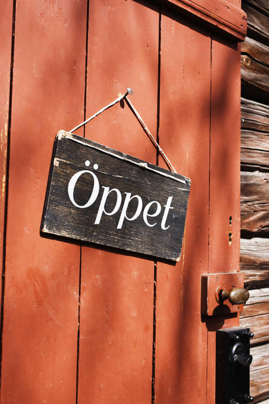 无人,农场,竖图,室外,白天,正面,畜牧业,牧场,阴影,光线,木制,英文,标志,文字,影子,字符,字母,墙,标识,墙壁,墙面,红色,阳光,木制品,英文字母,畜牧,牧业,彩图