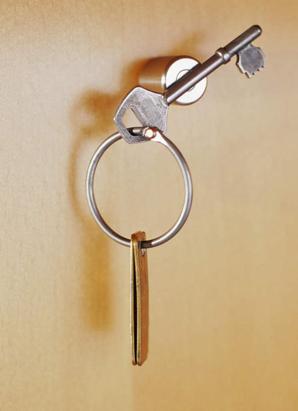 无人,竖图,室内,特写,白天,正面,安全,静物,金属制品,一把,阴影,黄色背景,反射,金属,影子,防护,钥匙,钥匙圈,摄影,影棚,保护,开启,封闭,保险,私密,保全,周全,安稳,安定,防盗,平安,彩图,影棚拍摄,拍摄