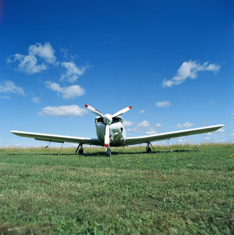 无人,竖图,室外,白天,正面,草地,草坪,植物,飞机,静物,阴影,反射,影子,云,云朵,交通,云彩,航空,草,蓝色,绿色,白云,蓝天,天空,交通工具,天,运输,一架,晴朗,客机,载具,晴空,彩图