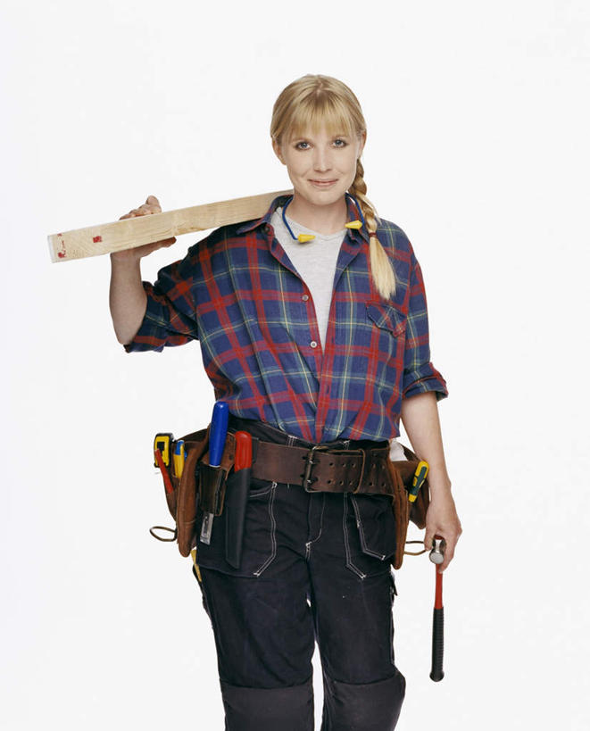 西方人,一个人,机修工,站,笑,微笑,露齿笑,竖图,室内,白天,白色背景,正面,衬衫,欧洲,欧洲人,仅一个年轻女性,仅一个女性,仅一个人,敲打,锤子,工具,榔头,棕色,工人,骑,紫色,扛,站着,摄影,影棚,工具包,五金,变形,紧固,矫正,塑形,牢固,扛在肩上,骑在肩上,年轻女性,女人,女性,白种人,长发,机械师,机修工人,站立,半身,彩图,影棚拍摄,衬衣,拍摄