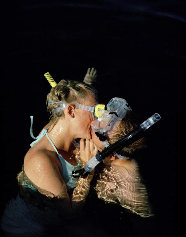 西方人,两个人,家庭,夫妻,站,抱,吻,竖图,俯视,室外,白天,爱情,安全,水,欧洲,欧洲人,阴影,波纹,光线,潜水镜,眼镜,液体,影子,水滴,防护,浪漫,注视,相视,衣服,水纹,阳光,波浪,观察,看,站着,温暖,温馨,一家人,面对面,恩爱,恋人,抱着,观看,对视,护目镜,保护,呼吸管,和睦,察看,搂着,关注,潜水衣,保险,相对,相看,保全,周全,安稳,安定,安全防护眼镜,平安,男人,男性,年轻男性,年轻女性,女人,女性,白种人,夫妇,情侣,怀抱,接吻,搂,搂抱,亲,亲吻,亲嘴,相抱,拥抱,站立,半身,彩图,高角度拍摄,伴侣,融洽,防护眼镜