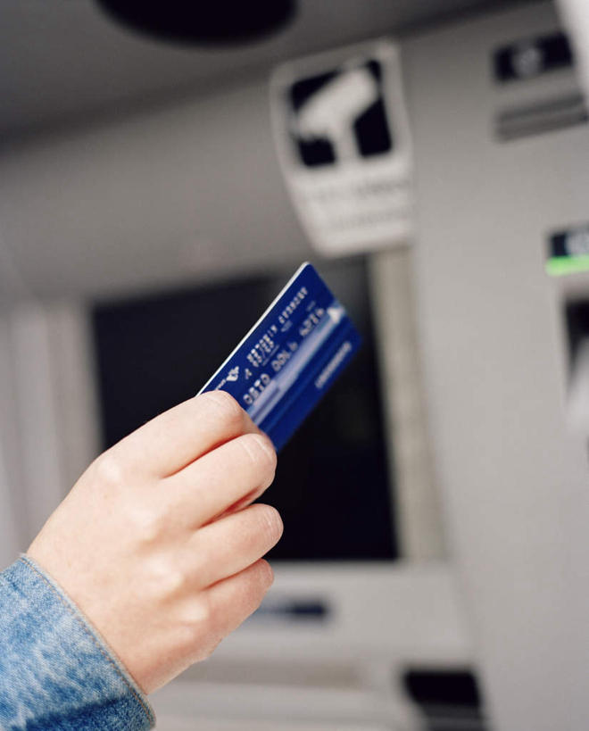 西方人,手,一个人,竖图,俯视,室内,特写,白天,信用卡,取款机,欧洲,欧洲人,仅一个人,一张,握,服装,朦胧,模糊,拿,拿着,休闲装,衣服,蓝色,休闲,手部,休闲服,卡,握着,储蓄卡,服饰,一台,atm机,自动柜员机,银行卡,自动取款机,白种人,半身,彩图,高角度拍摄