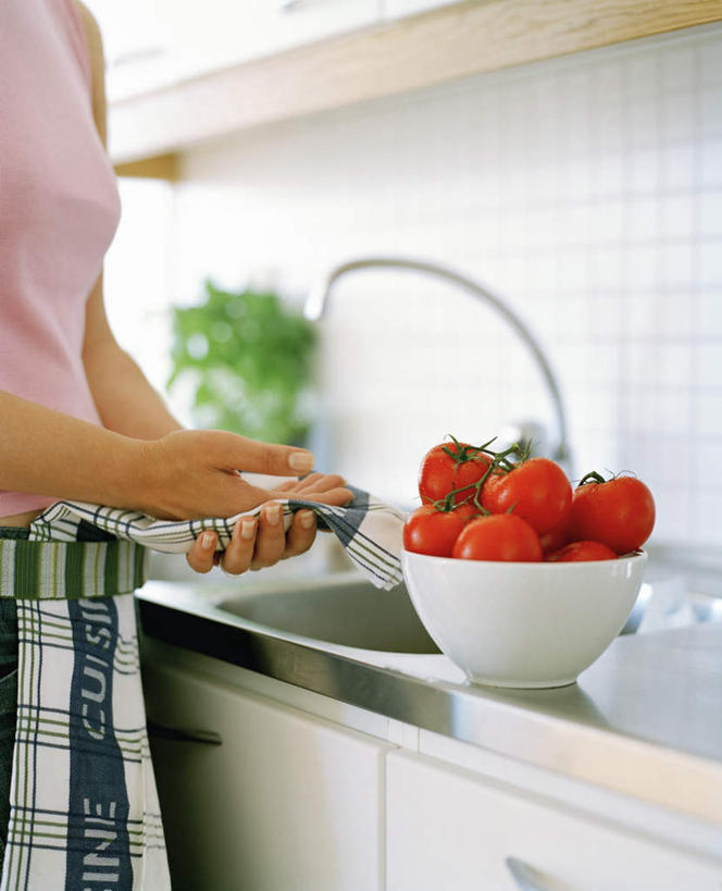 西方人,一个人,站,摸,竖图,室内,白天,侧面,植物,厨房,蔬菜,西红柿,欧洲,欧洲人,仅一个年轻女性,仅一个女性,仅一个人,一堆,许多,擦,抚摸,堆叠,堆积,服装,新鲜,盆栽,水龙头,围裙,墙,食品,盆景,灶头,休闲装,墙壁,墙面,食物,一个,衣服,粉色,红色,绿色,自然,站着,休闲,休闲服,擦拭,服饰,有机食品,绿色食品,生长,单个,成长,堆,年轻女性,女人,女性,白种人,番茄,触摸,接触,站立,半身,彩图,灶间