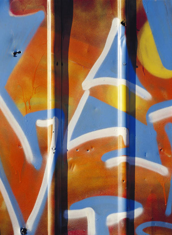 无人,竖图,室外,特写,白天,正面,金属制品,阴影,花纹,铁质,光线,金属,图案,影子,墙,墙壁,墙面,蓝色,白色,阳光,橙色,彩图,涂鸦