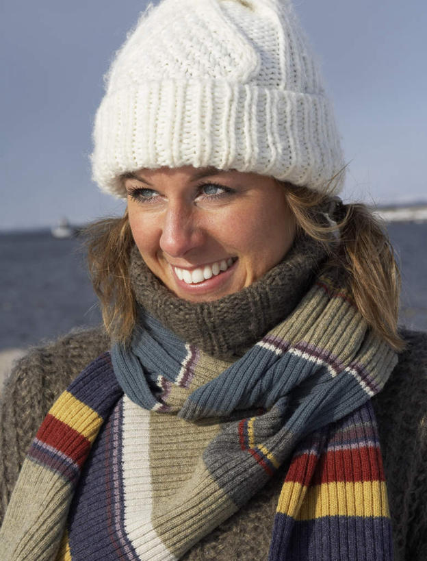 西方人,站,笑,微笑,露齿笑,竖图,室外,白天,正面,海浪,海洋,轮船,船,帽子,欧洲,欧洲人,服装,装饰,浪花,注视,休闲装,衣服,天空,海水,围巾,交通工具,观察,看,站着,休闲,温暖,休闲服,服饰,围脖,观看,保暖,华丽,点缀,察看,御寒,关注,载具,海景,衬托,美观,雅致,雅观,棉帽,白种人,大海,风浪,海,海水的波动,近岸浪,涌浪,站立,半身,彩图