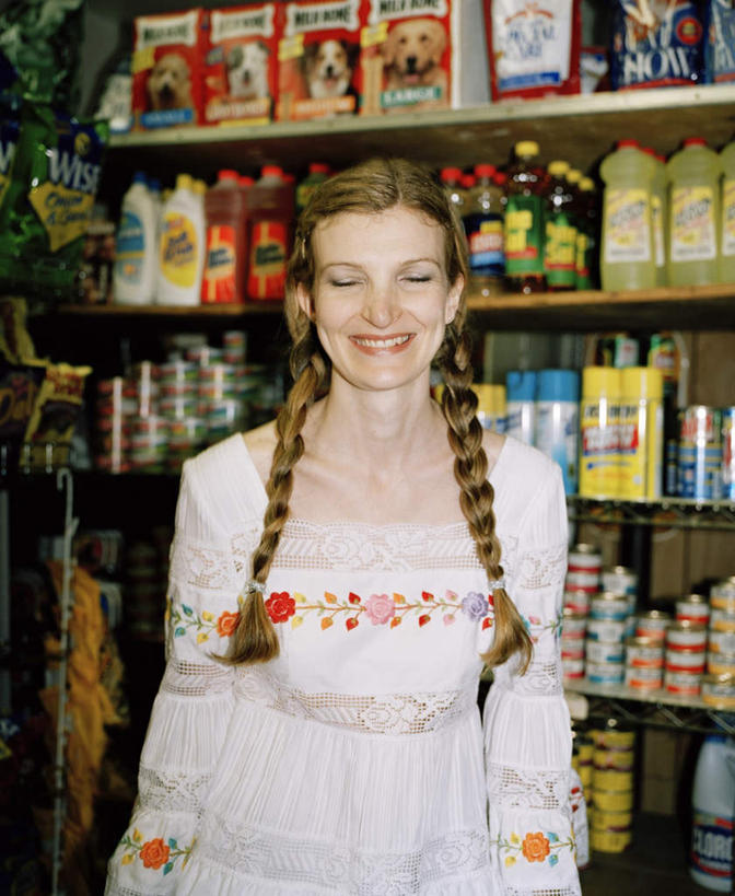 西方人,一个人,商店,站,闭眼,笑,微笑,露齿笑,竖图,室内,白天,正面,裙子,购物,消费,植物,超市,玻璃,欧洲,欧洲人,仅一个年轻女性,仅一个女性,仅一个人,一排,连衣裙,整齐,罐头,货架,架子,玻璃制品,树,树木,排列,绿色,自然,瓶子,塑料制品,站着,塑料瓶,金融,百货,生长,成长,麻花辫,狗粮,队列,陈列架,选购,贸易,百货公司,血拼,超市货架,年轻女性,女人,女性,白种人,超级市场,大卖场,日常用品,闭眼睛,闭着眼,闭着眼睛,站立,半身,彩图,购物商场,购物中心,商业中心