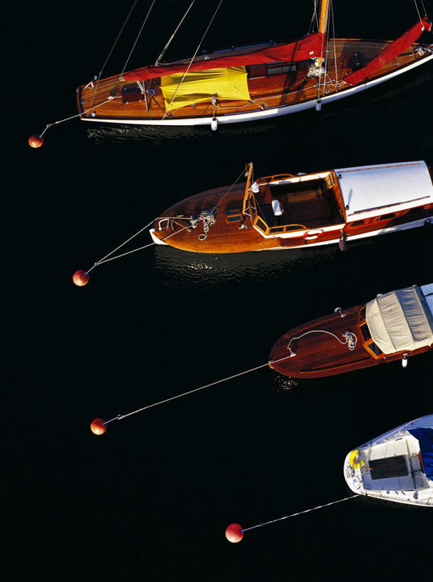 无人,竖图,俯视,航拍,室外,白天,旅游,度假,海浪,海洋,美景,轮船,船,一排,阴影,整齐,光线,影子,景观,浪花,娱乐,排列,阳光,自然,海水,交通工具,享受,休闲,景色,放松,四艘,鸟瞰,队列,自然风光,载具,海景,大海,风浪,海,海水的波动,近岸浪,涌浪,彩图,高角度拍摄