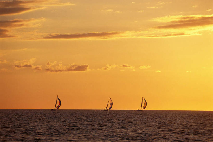 帆船,无人,横图,室外,白天,正面,旅游,度假,海浪,海洋,美景,日落,船,景观,浪花,晚霞,霞光,云,云朵,云彩,娱乐,白云,天空,自然,海水,黄昏,交通工具,天,享受,休闲,景色,彩霞,放松,晴朗,自然风光,载具,三艘,海景,大海,风浪,海,海水的波动,近岸浪,涌浪,晴空,夕阳,彩图