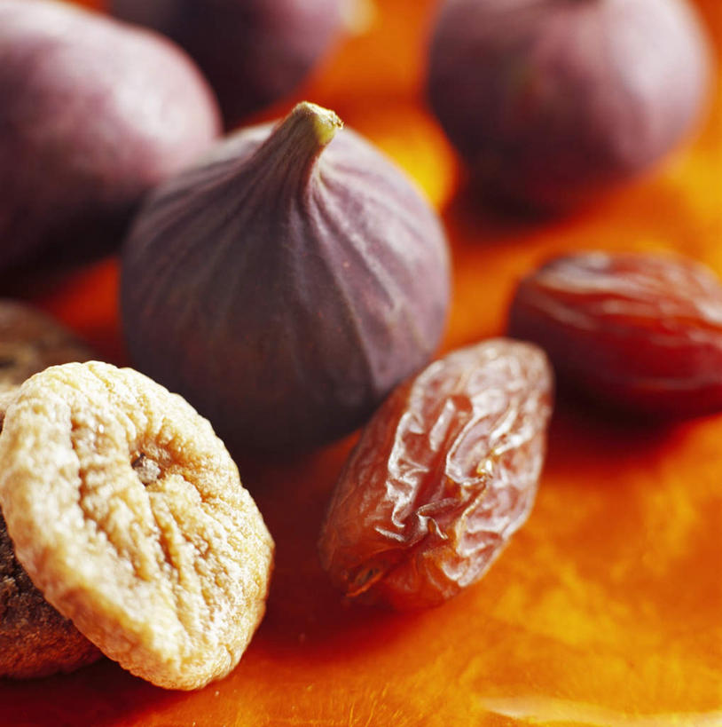 无人,方图,俯视,室内,特写,白天,桌面,静物,许多,阴影,朦胧,模糊,光线,影子,坚果,果实,黄色,阳光,干果,餐布,枣子,枣椰子,彩图,高角度拍摄