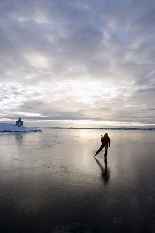 西方人,两个人,伙伴,朋友,站,竖图,俯视,室外,白天,旅游,度假,游戏,友谊,海浪,海洋,水,欧洲,欧洲人,一块,阴影,波纹,飞溅,溅,光线,液体,影子,浪花,水滴,云,云朵,玩,云彩,注视,娱乐,运动器械,水珠,衣服,蓝色,黑色,白云,蓝天,水纹,天空,阳光,海水,波浪,天,观察,看,站着,享受,休闲,健身器械,放松,滑板,观看,活动,察看,发泄,关注,喷洒,消遣,智力,潜水衣,健身器材,海景,宣泄,友情,男人,男性,年轻男性,年轻女性,女人,女性,白种人,大海,风浪,海,海水的波动,近岸浪,涌浪,玩耍,嬉戏,站立,彩图,高角度拍摄,全身,运动器材