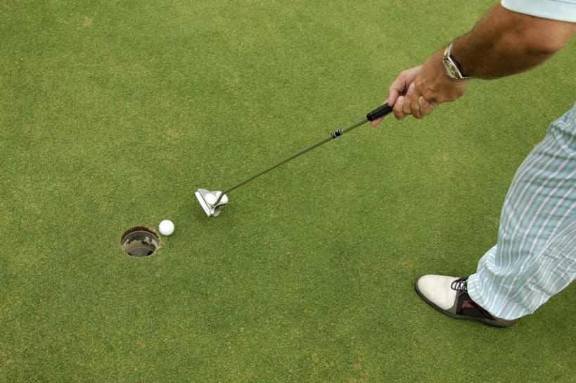 西方人,一个人,站,横图,俯视,室外,特写,白天,游戏,草地,草坪,植物,欧洲,欧洲人,仅一个男性,仅一个人,仅一个中年男性,握,时间,高尔夫,高尔夫球,时钟,手表,洞,球场,打,拿,玩,计时,拿着,娱乐,高尔夫球场,草,一个,绿色,钟表,站着,休闲,表,握着,洞穴,单个,活动,腕表,高尔夫球杆,发泄,消遣,智力,绿茵场,高尔夫运动,高尔夫球具,穴,宣泄,男人,男性,中年男性,白种人,钟,玩耍,嬉戏,站立,半身,彩图,高角度拍摄