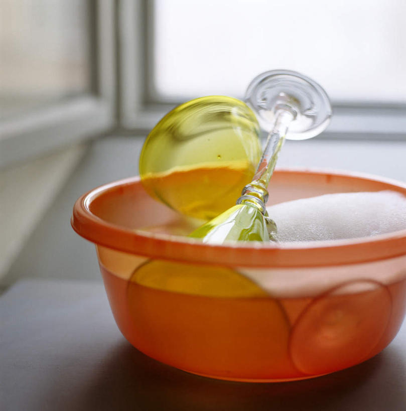 无人,竖图,俯视,室内,特写,白天,窗户,杯子,一块,朦胧,模糊,透明,高脚杯,盆子,塑料,玻璃窗,玻璃制品,两个,黄色,红色,酒杯,塑料制品,毛巾,香槟杯,玻璃杯,彩图,高角度拍摄