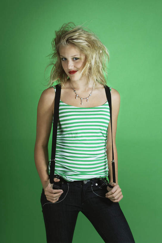 站,拉,笑,微笑,竖图,室内,白天,正面,绿色背景,服装,裤子,凌乱,休闲装,衣服,红色,绿色,黑色,口红,站着,休闲,休闲服,摄影,服饰,影棚,背带,杂乱,双手抄兜,双手放兜,纷乱,缭乱,庞杂,狂乱,长发,卷发,插兜,两手抄兜,两手放兜,手插兜,手放口袋,站立,半身,彩图,影棚拍摄,拍摄,手抄兜