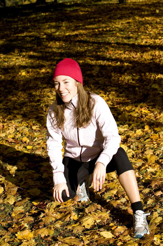 西方人,一个人,蹲,笑,微笑,露齿笑,竖图,室外,白天,正面,秋季,叶子,欧洲,欧洲人,仅一个年轻女性,仅一个女性,仅一个人,许多,戴,阴影,服装,光线,影子,棕色,枯叶,落叶,休闲装,运动裤,衣服,粉色,黄色,红色,黑色,阳光,休闲,休闲服,服饰,戴着,一顶,年轻女性,女人,女性,白种人,长发,叶,叶片,秋,秋天,蹲着,彩图,全身