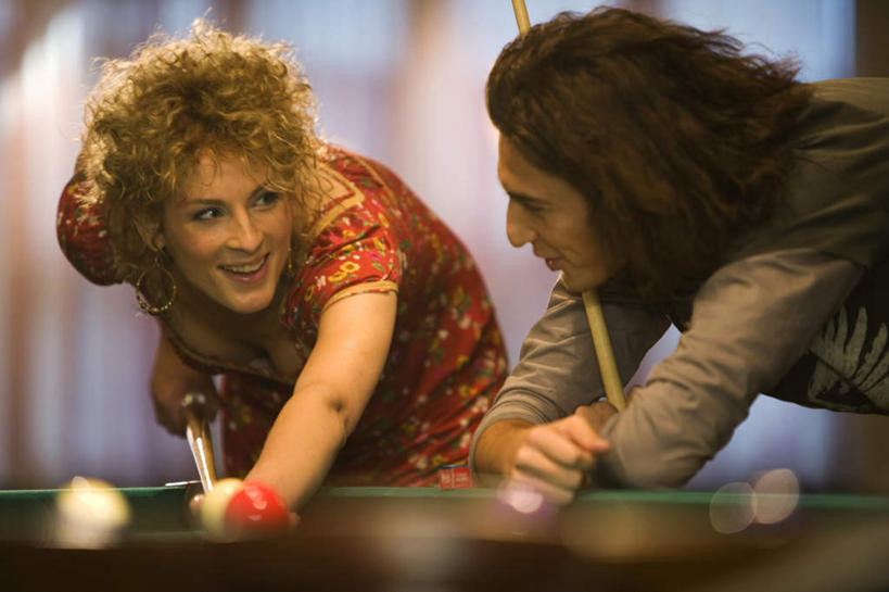 西方人,两个人,伙伴,朋友,站,笑,微笑,露齿笑,横图,室内,白天,正面,友谊,台球,欧洲,欧洲人,弯腰,握,撞球,阴影,朦胧,模糊,光线,球杆,影子,拿,拿着,扭头,注视,运动器械,彩球,阳光,耳环,观察,看,站着,转头,健身器械,握着,观看,察看,台球桌,关注,健身器材,斯诺克,弯身,斯诺克球,斯诺克台球,耳饰,友情,桌球,男人,男性,年轻男性,年轻女性,女人,女性,白种人,站立,半身,彩图,运动器材