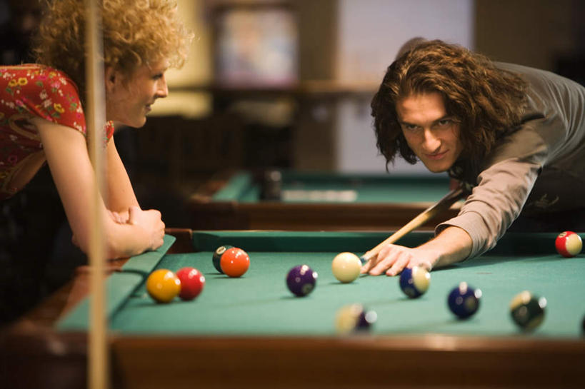 西方人,两个人,伙伴,朋友,站,笑,微笑,横图,室内,白天,正面,友谊,台球,欧洲,欧洲人,弯腰,握,撞球,阴影,朦胧,模糊,光线,球杆,影子,拿,拿着,扭头,注视,运动器械,彩球,阳光,耳环,观察,看,站着,转头,健身器械,握着,观看,察看,台球桌,关注,健身器材,斯诺克,弯身,斯诺克球,斯诺克台球,耳饰,友情,桌球,男人,男性,年轻男性,年轻女性,女人,女性,白种人,站立,半身,彩图,运动器材