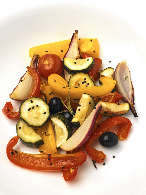 无人,竖图,俯视,室内,特写,白天,白色背景,黄瓜,辣椒,蔬菜,洋葱,餐具,阴影,新鲜,光线,碟子,盘,影子,芝麻,食品,食物,黄色,红色,阳光,盘子,碟,摄影,有机食品,绿色食品,影棚,彩椒,辣角,红海椒,大椒,辣虎,广椒,脂麻,胡麻,白麻,巨胜子,油麻,圆葱,洋葱头,甜椒,柿子椒,球葱,青瓜,辣子,胡瓜,海椒,番椒,灯笼椒,彩图,高角度拍摄,影棚拍摄,拍摄