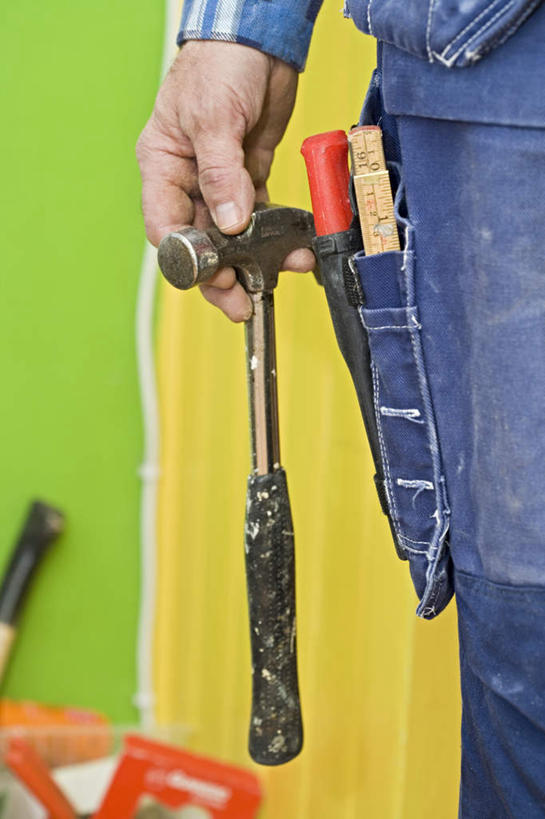 西方人,一个人,站,竖图,室内,特写,白天,正面,欧洲,欧洲人,仅一个男性,仅一个人,一把,连接,敲打,握,组合,弯曲,测量,锤子,工具,榔头,钳子,刻度,墙,拿,拎,拿着,加工,墙壁,墙面,尺,站着,仅一个老年男性,握着,测量工具,老虎钳,链接,固定,五金,尺子,衡量,绘图,变形,紧固,拼接,剪断,矫正,拼凑,折尺,塑形,比例,扭转,测绘,量具,量仪,标度,拼合,凑集,聚合,撮合,链结,牢固,夹持,老年男性,男人,男性,白种人,站立,半身,彩图,拎着