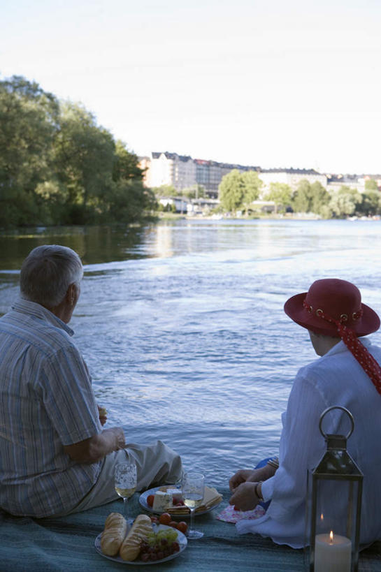 点心,面包,西方人,两个人,夫妻,竖图,室外,白天,爱情,葡萄,杯子,餐具,帽子,水果,欧洲,欧洲人,新鲜,碟子,盘,生食,食品,面点,果实,浪漫,两串,食物,糕点,一个,背面,红色,盘子,遮阳帽,碟,恩爱,恋人,有机食品,绿色食品,单个,一顶,老年男性,老年女性,男人,男性,女人,女性,白种人,夫妇,情侣,山葫芦,蒲桃,草龙珠,半身,彩图,伴侣