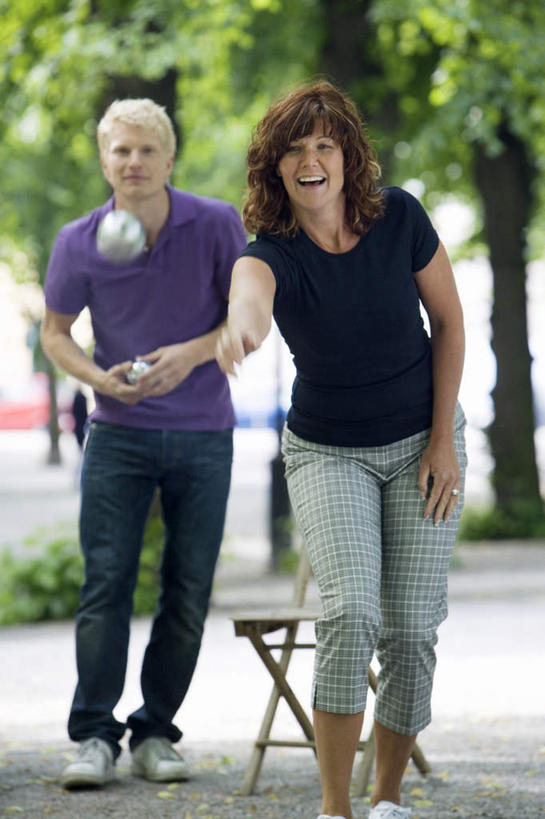 西方人,两个人,夫妻,站,投,笑,微笑,露齿笑,竖图,室外,白天,正面,爱情,植物,椅子,欧洲,欧洲人,一把,木椅,浪漫,注视,树,树木,一个,绿色,自然,保健球,观察,看,站着,健身球,恩爱,恋人,生长,单个,成长,观看,察看,关注,康复球,老年健身球,男人,男性,年轻男性,年轻女性,女人,女性,白种人,夫妇,情侣,抛,扔,撒,站立,掷,半身,彩图,伴侣