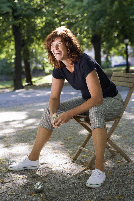 西方人,一个人,坐,笑,微笑,露齿笑,竖图,室外,白天,正面,树林,植物,道路,路,公路,椅子,欧洲,欧洲人,仅一个年轻女性,仅一个女性,仅一个人,阴影,服装,光线,影子,木椅,交通,扭头,注视,休闲装,树,树木,两个,衣服,绿色,黑色,阳光,自然,保健球,观察,看,转头,休闲,休闲服,健身球,服饰,生长,成长,观看,察看,关注,康复球,老年健身球,年轻女性,女人,女性,白种人,马路,坐着,彩图,全身