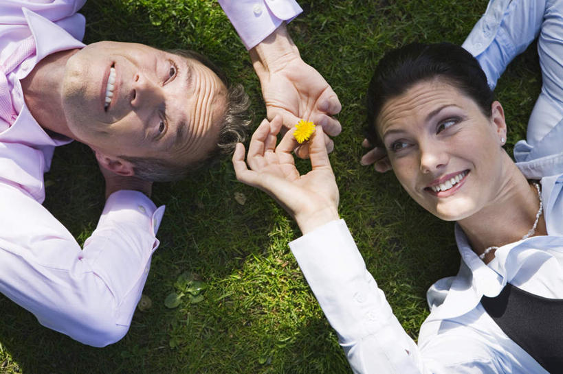 西方人,两个人,同事,商务人士,商务男性,商务女性,举,笑,微笑,露齿笑,横图,俯视,室外,白天,衬衫,爱情,成功,合作,团队,集体,信心,草地,草坪,植物,欧洲,欧洲人,握,阴影,套装,盛开,光线,影子,拿,花蕾,拿着,注视,队伍,草,花,花瓣,花朵,鲜花,一朵,黄色,绿色,阳光,花苞,花蕊,观察,看,托,菊花,握着,观看,吉祥,察看,领导,成就,关注,商务装,合伙,领袖,工薪阶层,高洁,长寿,怀恋,清净,真情,寿客,秋菊,男人,男性,年轻男性,年轻女性,女人,女性,白种人,白领,上班族,举起,举手,举着,向上举,向上伸,向上托,半身,彩图,高角度拍摄,衬衣