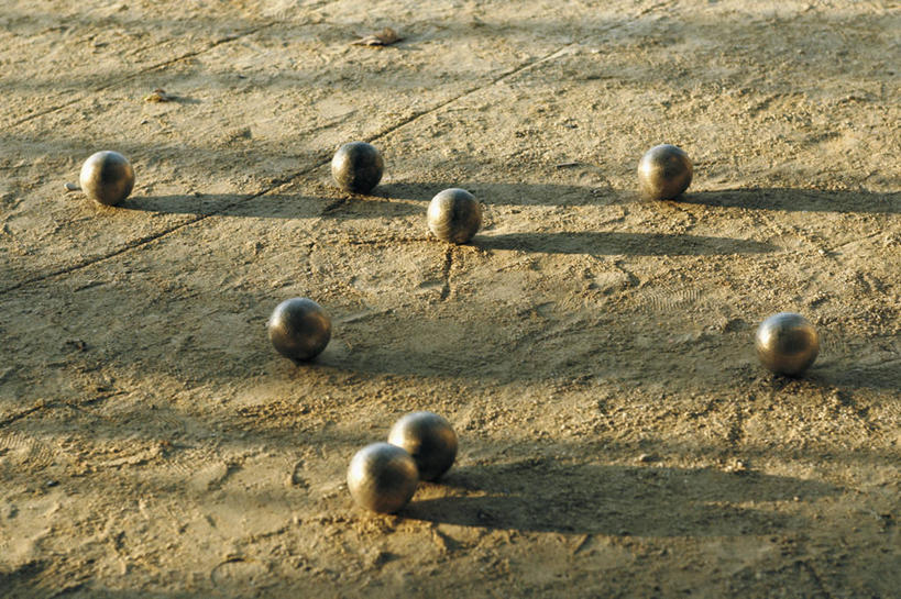 无人,横图,俯视,室外,白天,锻炼,旅游,度假,运动,草地,草坪,植物,许多,阴影,光线,影子,娱乐,运动器械,球,草,排列,绿色,阳光,享受,休闲,健身器械,放松,室外运动,健身器材,户外运动,摆列,彩图,高角度拍摄,健身,布列,分列,运动器材