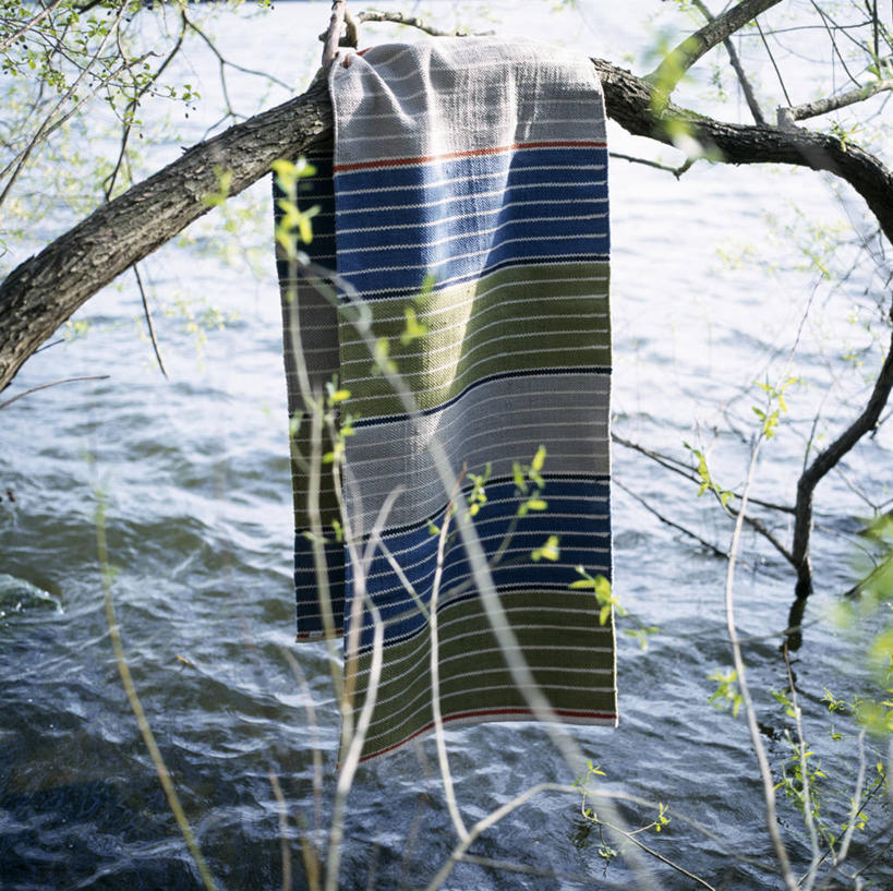 无人,横图,俯视,室外,特写,白天,湖,湖泊,美景,水,植物,吊挂,悬挂,阴影,柔软,光线,影子,湖面,景观,水流,水面,枝条,挂,被子,树,树木,树枝,阳光,自然,湖水,景色,舒适,自然风光,棉被,虬枝,枝杈,彩图,高角度拍摄