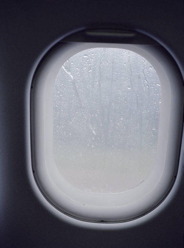 无人,竖图,室内,特写,白天,正面,暴风雨,暴雨,大暴雨,雾,窗户,飞机,阴影,朦胧,模糊,反射,影子,交通,航空,玻璃窗,交通工具,运输,一架,迷雾,客机,载具,大雾,彩图