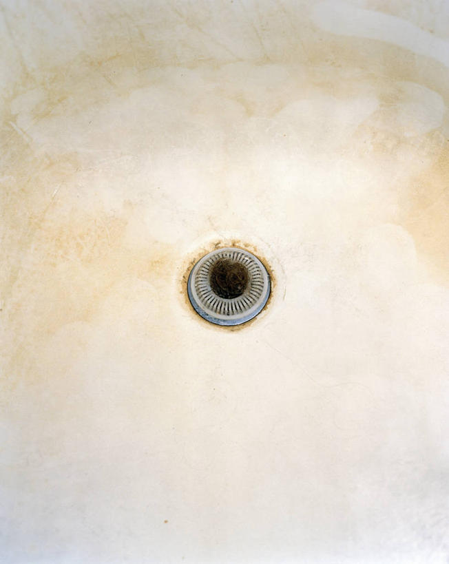 无人,竖图,俯视,室内,特写,白天,卫生间,浴室,静物,浴缸,肮脏,卫浴设备,邋遢,排水口,龌龊,污秽,水管装置,淋浴房,彩图,高角度拍摄,冲凉房,沐浴间,沐浴室