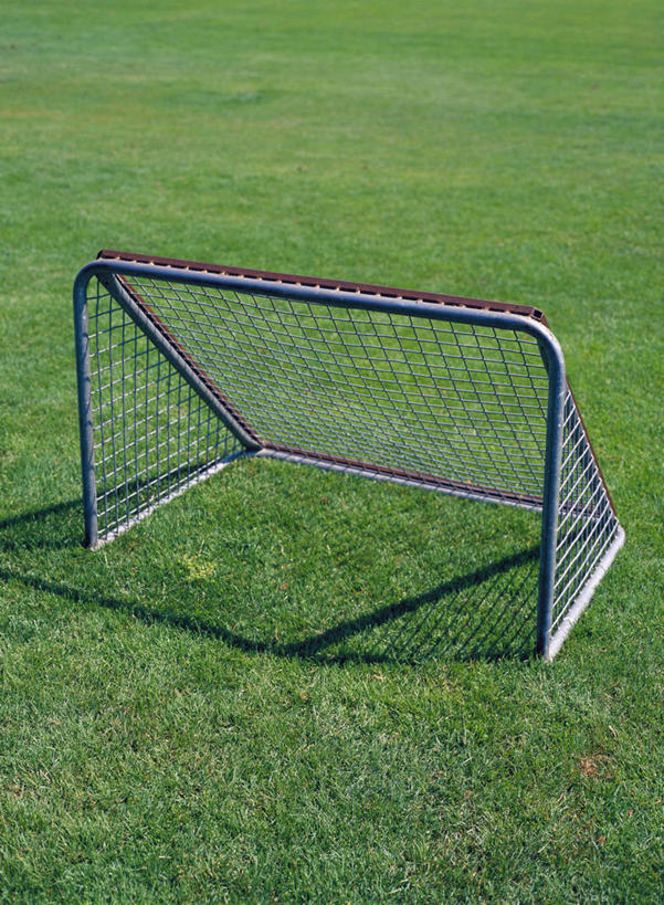 无人,足球场,竖图,俯视,室外,特写,白天,草地,草坪,植物,阴影,光线,球门,影子,草,一个,绿色,阳光,单个,绿茵场,彩图,高角度拍摄,足球比赛场地