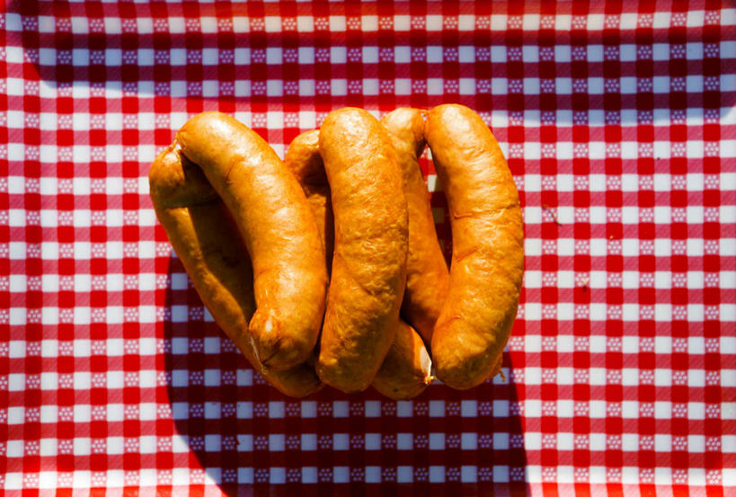 无人,横图,俯视,室内,特写,白天,餐具,一堆,许多,阴影,堆叠,堆积,朦胧,模糊,反射,碟子,方格,格子,盘,影子,塑料,香肠,腊肠,红色,盘子,塑料制品,碟,堆,彩图,高角度拍摄