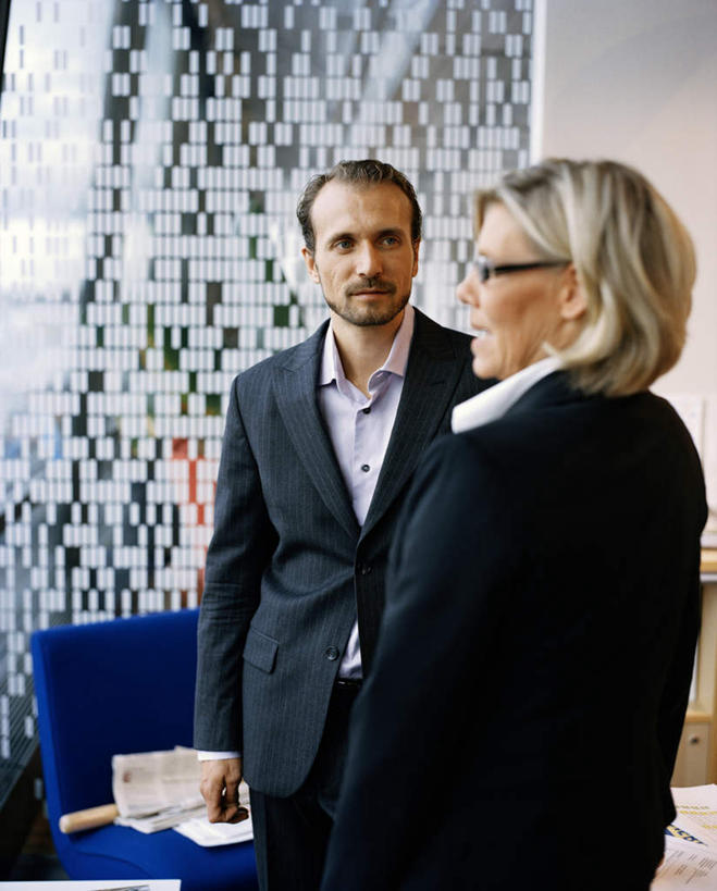 西方人,两个人,同事,商务人士,商务男性,商务女性,站,说,竖图,室内,白天,正面,衬衫,讨论,成功,合作,团队,集体,信心,沙发,欧洲,欧洲人,一副,套装,眼镜,队伍,一个,蓝色,站着,单个,领导,成就,商务装,合伙,领袖,近视眼镜,布艺沙发,工薪阶层,交流,男人,男性,女人,女性,中年男性,中年女性,白种人,白领,上班族,沟通,讲话,交谈,商讨,说话,谈话,站立,半身,彩图,衬衣