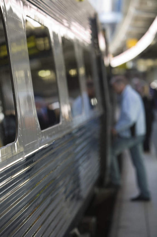 西方人,一个人,站,竖图,室外,白天,侧面,火车,车站,瑞典,欧洲,欧洲人,仅一个男性,仅一个人,站台,注视,车,仅一个年轻男性,交通工具,观察,看,站着,一列,观看,察看,斯堪的纳维亚,关注,载具,北欧,斯堪的纳维亚半岛,瑞典王国,男人,男性,年轻男性,白种人,站立,彩图,全身