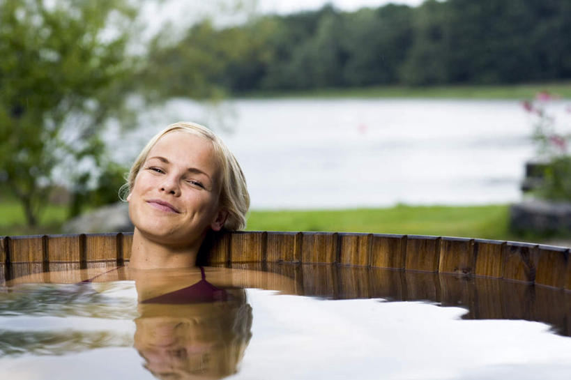 西方人,一个人,坐,笑,微笑,横图,室外,白天,正面,草地,草坪,湖,湖泊,树林,水,植物,欧洲,欧洲人,仅一个年轻女性,仅一个女性,仅一个人,阴影,朦胧,模糊,光线,木制,木盆,影子,湖面,水流,水面,注视,草,树,树木,绿色,阳光,自然,木制品,湖水,观察,看,浴盆,生长,成长,观看,察看,关注,年轻女性,女人,女性,白种人,坐着,半身,彩图
