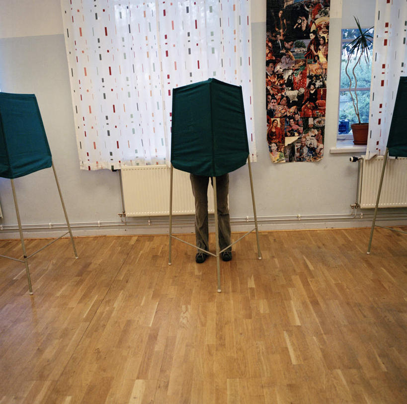 西方人,一个人,站,横图,室内,白天,正面,窗帘,地板,欧洲,欧洲人,仅一个年轻女性,仅一个女性,仅一个人,阴影,光线,影子,墙,灯光,地面,木地板,架子,墙壁,墙面,站着,遮,遮掩,掩盖,遮挡,照相馆,遮盖,掩饰,年轻女性,女人,女性,白种人,站立,半身,彩图