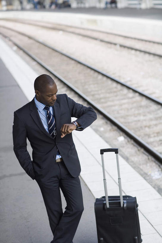 西方人,一个人,商务人士,商务男性,站,竖图,俯视,室外,白天,衬衫,欧洲,非洲,黑人,欧洲人,仅一个男性,仅一个人,套装,拉杆箱,旅行箱,轨道,站台,铁轨,注视,仅一个年轻男性,行李箱,箱子,低头,观察,看,站着,观看,出差,察看,关注,商务装,工薪阶层,男人,男性,年轻男性,非洲人,白领,上班族,站立,半身,彩图,高角度拍摄,衬衣,旅行