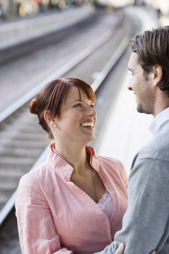 西方人,两个人,家庭,夫妻,站,笑,微笑,露齿笑,竖图,室外,白天,正面,爱情,欧洲,欧洲人,轨道,铁轨,浪漫,相视,站着,温暖,温馨,一家人,面对面,恩爱,恋人,对视,和睦,相对,相看,男人,男性,年轻男性,年轻女性,女人,女性,白种人,年轻人,夫妇,情侣,站立,半身,彩图,伴侣,融洽